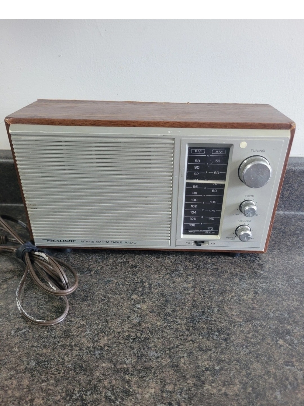 Vintage Realistic MTA-15 AM/FM Table Radio Model 12-695